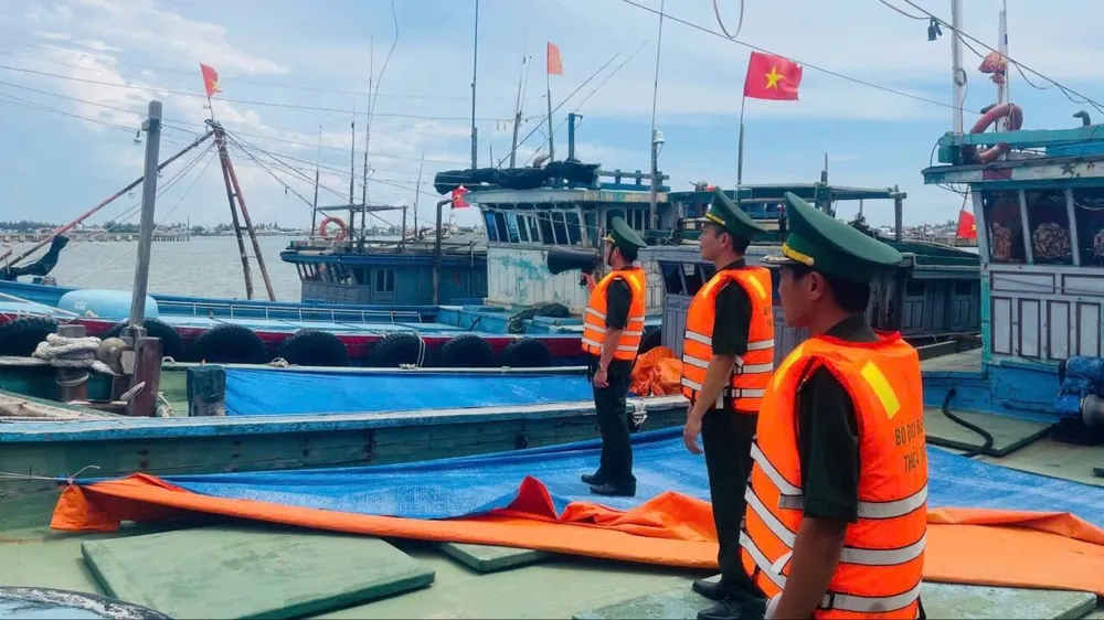 ตำรวจชายแดนเมืองเว้สั่งเรือเข้าฝั่ง เลี่ยงพายุลูกที่ 5