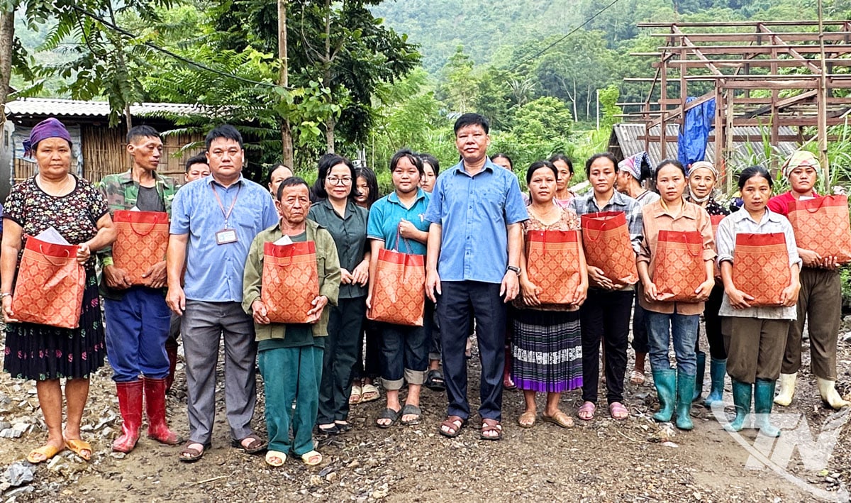 ថ្នាក់​ដឹកនាំ​នាយកដ្ឋាន​ជនជាតិ និង​សាសនា និង​តំណាង​អាជ្ញាធរ​មូលដ្ឋាន ជូន​អំណោយ​ដល់​គ្រួសារ។