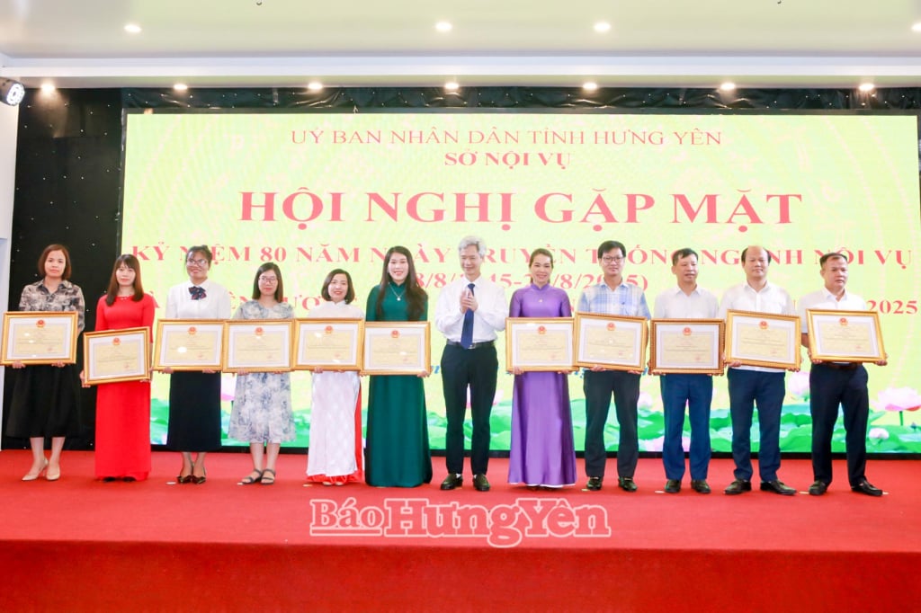 Kawan Dao Hong Van, Anggota Komite Tetap Partai Provinsi, Kepala Delegasi Majelis Nasional Provinsi, Direktur Departemen Dalam Negeri memberikan Sertifikat Penghargaan dari Ketua Komite Rakyat Provinsi kepada kolektif dan individu dengan prestasi luar biasa.