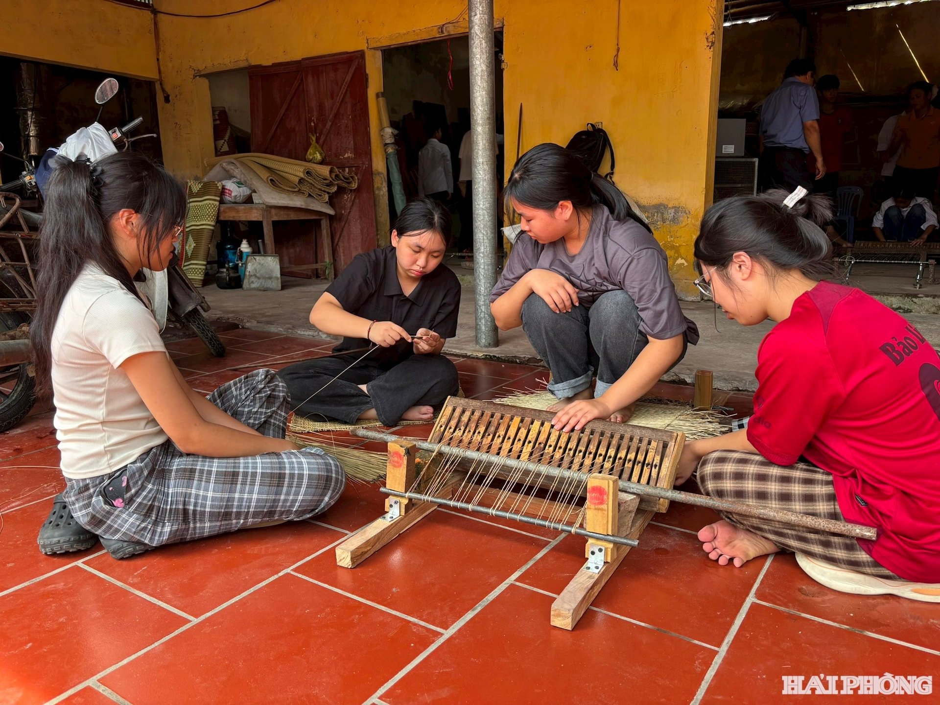 សិស្ស​មាន​ចំណាប់​អារម្មណ៍​ក្នុង​ការ​អនុវត្ត​បច្ចេកទេស​ត្បាញ​កន្ទេល​។