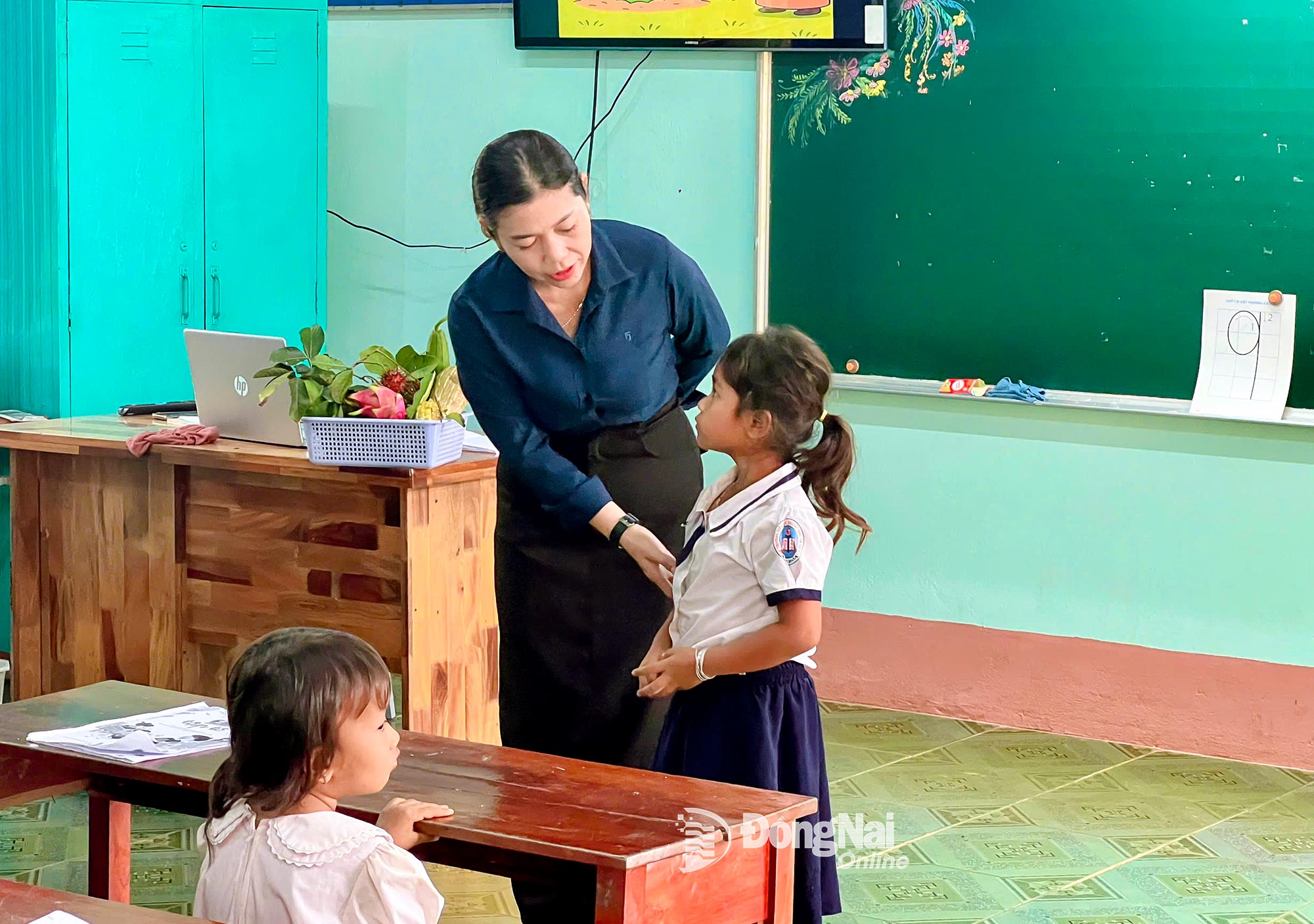 ครูเหงียน ถิ เหียน จากโรงเรียนมัธยมศึกษา Loc Hoa ตำบล Loc Thanh กำลังสอนนักเรียนกลุ่มชาติพันธุ์น้อยให้เล่านิทาน ภาพโดย Thanh Thao