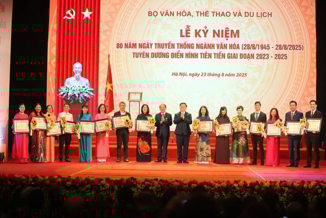 Tặng Bằng khen cho 80 cá nhân có thành tích xuất sắc tiêu biểu trong lĩnh vực Văn hóa, Thông tin, Thể thao và Du lịch - Ảnh 3.