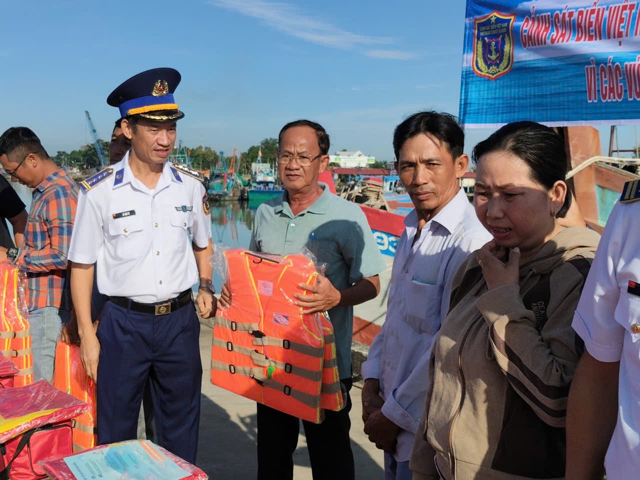 Cảnh sát biển trao cờ Tổ quốc và tặng quà cho ngư dân Đồng Tháp- Ảnh 3.