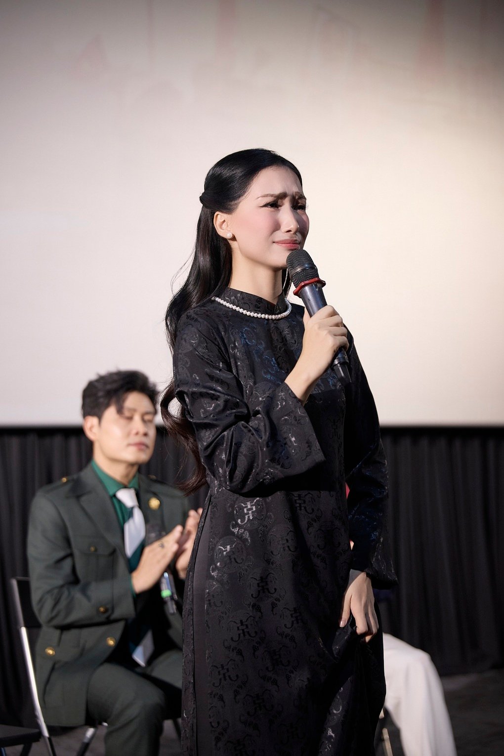 Hòa Minzy nghẹn ngào khi nhắc đến ông nội vừa qua đời - 2