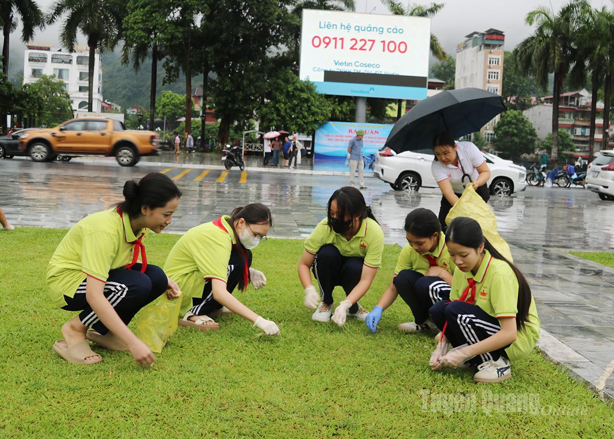 นักเรียนโรงเรียนมัธยมเลโลยทำความสะอาดสิ่งแวดล้อม ณ เลขที่ 26/3 จัตุรัส ห่าซาง 1