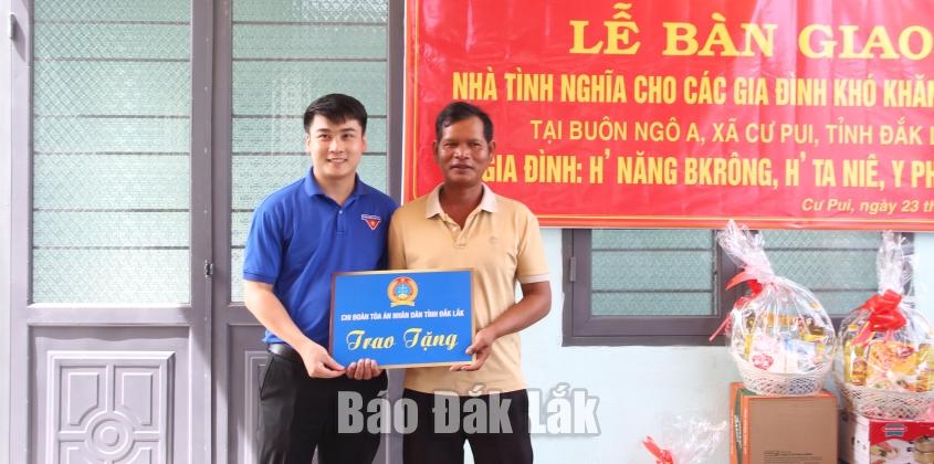 តំណាង​សហភាព​យុវជន​សាលា​ដំបូង​ខេត្ត​បាន​ជូន​អំណោយ​ដល់​កុមារ។
