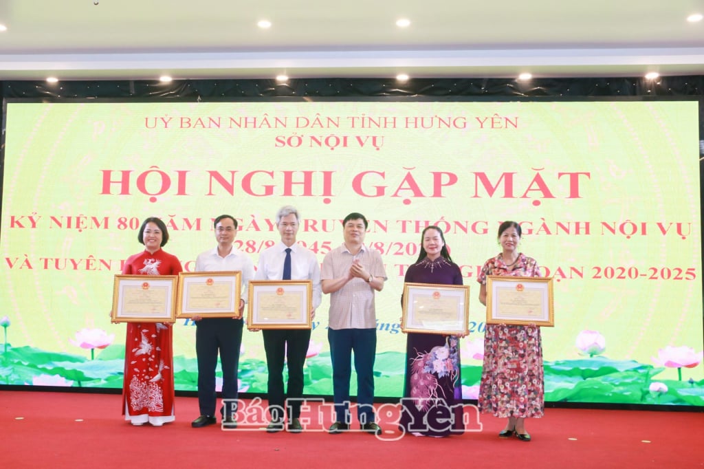 Wakil Ketua Komite Rakyat Provinsi Pham Van Nghiem memberikan Sertifikat Penghargaan dari Ketua Komite Rakyat Provinsi kepada individu dengan prestasi luar biasa.