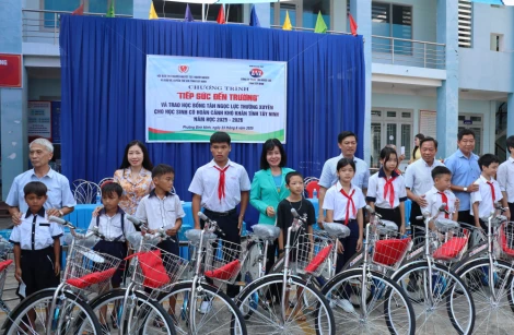 វួដ Binh Minh៖ ប្រគល់អំណោយចំនួន ២០០ និងកង់ដើម្បីជួយសិស្សទៅសាលារៀន