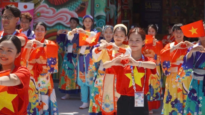 Nearly 100 Vietnamese Yosakoi dancers perform at EXPO 2025