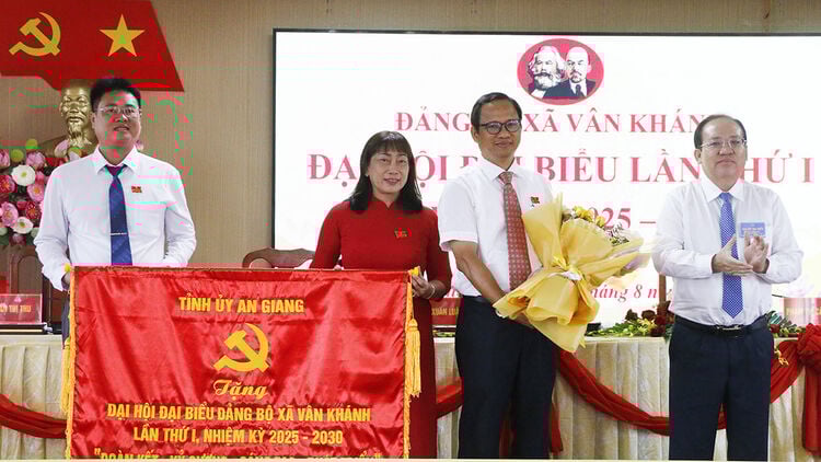 Van Khanh Commune Party Congress for the 2025 - 2030 term