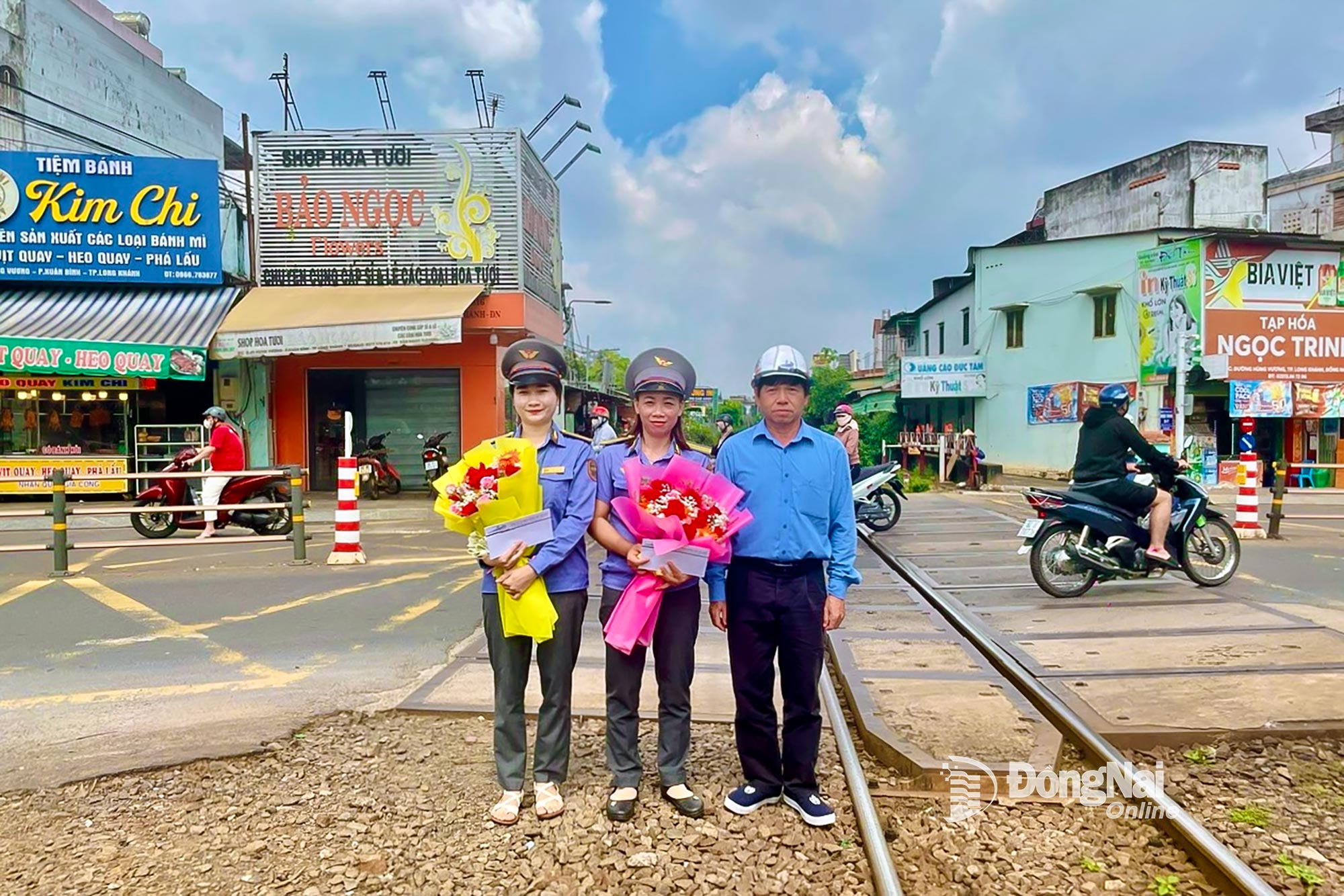 មេដឹកនាំក្រុមហ៊ុនភាគហ៊ុនរួមផ្លូវដែក Saigon ផ្តល់រង្វាន់ដល់បុគ្គលិកផ្លូវដែកស្ត្រីពីរនាក់ដែលបានជួយសង្គ្រោះមនុស្សកាលពីល្ងាចថ្ងៃទី 22 ខែសីហា។ រូបថត៖ អ្នករួមចំណែក