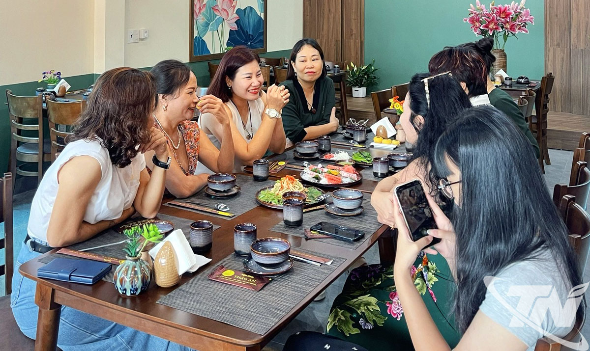 Vegetarian restaurants today attract many young people.