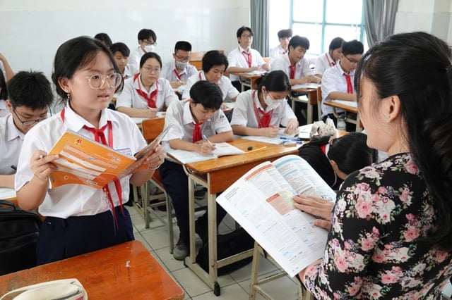 Điểm chuẩn ĐH 2025: Nhiều ngành trên 9 điểm/môn vẫn chưa chắc trúng tuyển  - Ảnh 2.