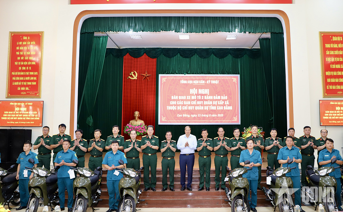 Entrega de motocicletas de dos ruedas a los Comandos Militares Comunales bajo el Comando Militar Provincial de Cao Bang