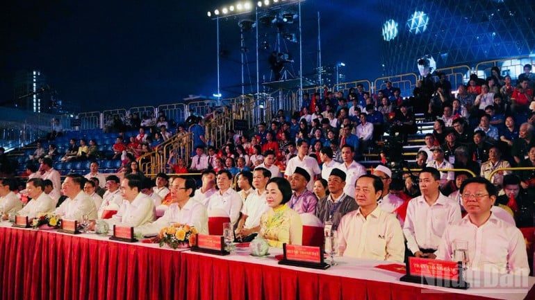 រួមជាមួយថ្នាក់ដឹកនាំបក្ស និងរដ្ឋ នៅស្ពានទីក្រុងហូជីមិញ ប្រជាជនទីក្រុងជាច្រើនបានចូលរួមកម្មវិធីនេះ។