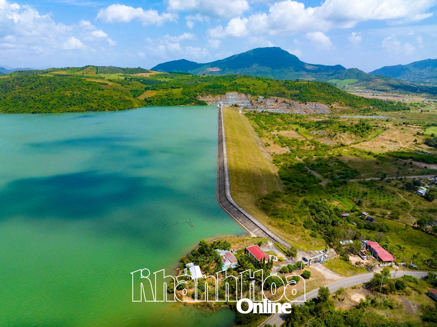អាងស្តុកទឹកតារូក។