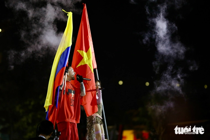 J Balvin cùng tlinh cầm cờ Việt Nam và cờ Colombia, khoảnh khắc cảm động nhất ở 8Wonder - Ảnh 3.