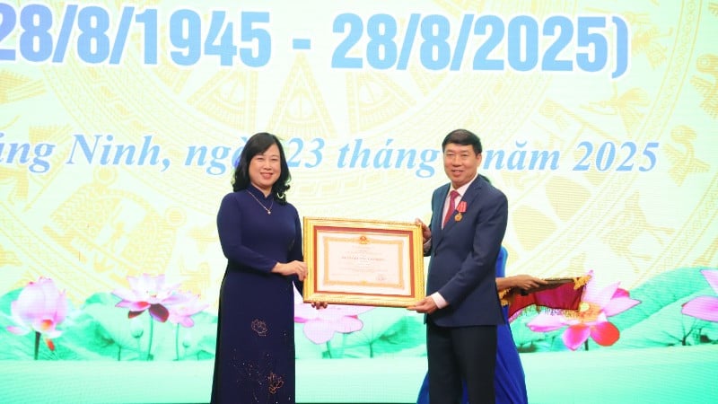 Bộ trưởng Đào Hồng Lan thay mặt Chủ tịch nước trao Huân chương Lao động hạng Ba cho ông Đoàn Hữu Thiển, Chánh Văn phòng Bộ Y tế.