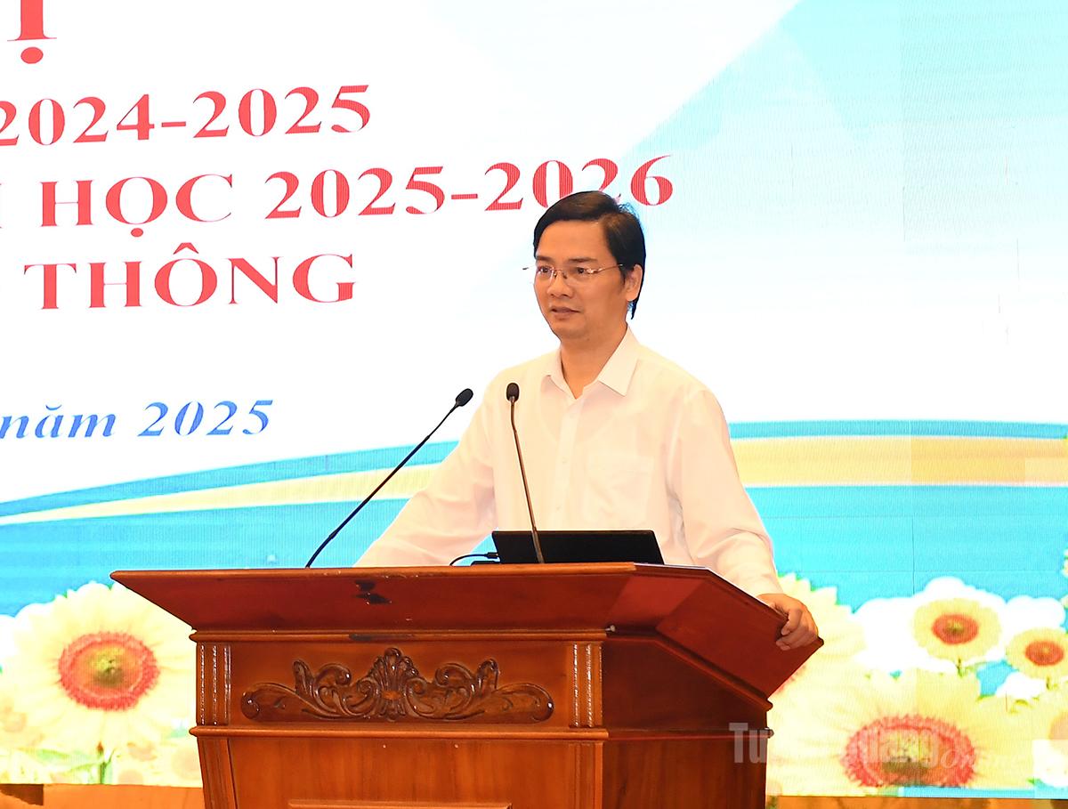 សមមិត្ត Vu Dinh Hung សមាជិកគណៈកម្មាធិការបក្សខេត្ត ប្រធានមន្ទីរអប់រំ និងបណ្តុះបណ្តាល បានដាក់ពង្រាយភារកិច្ចសម្រាប់ឆ្នាំសិក្សាថ្មី ២០២៥-២០២៦ សម្រាប់វិទ្យាល័យ។