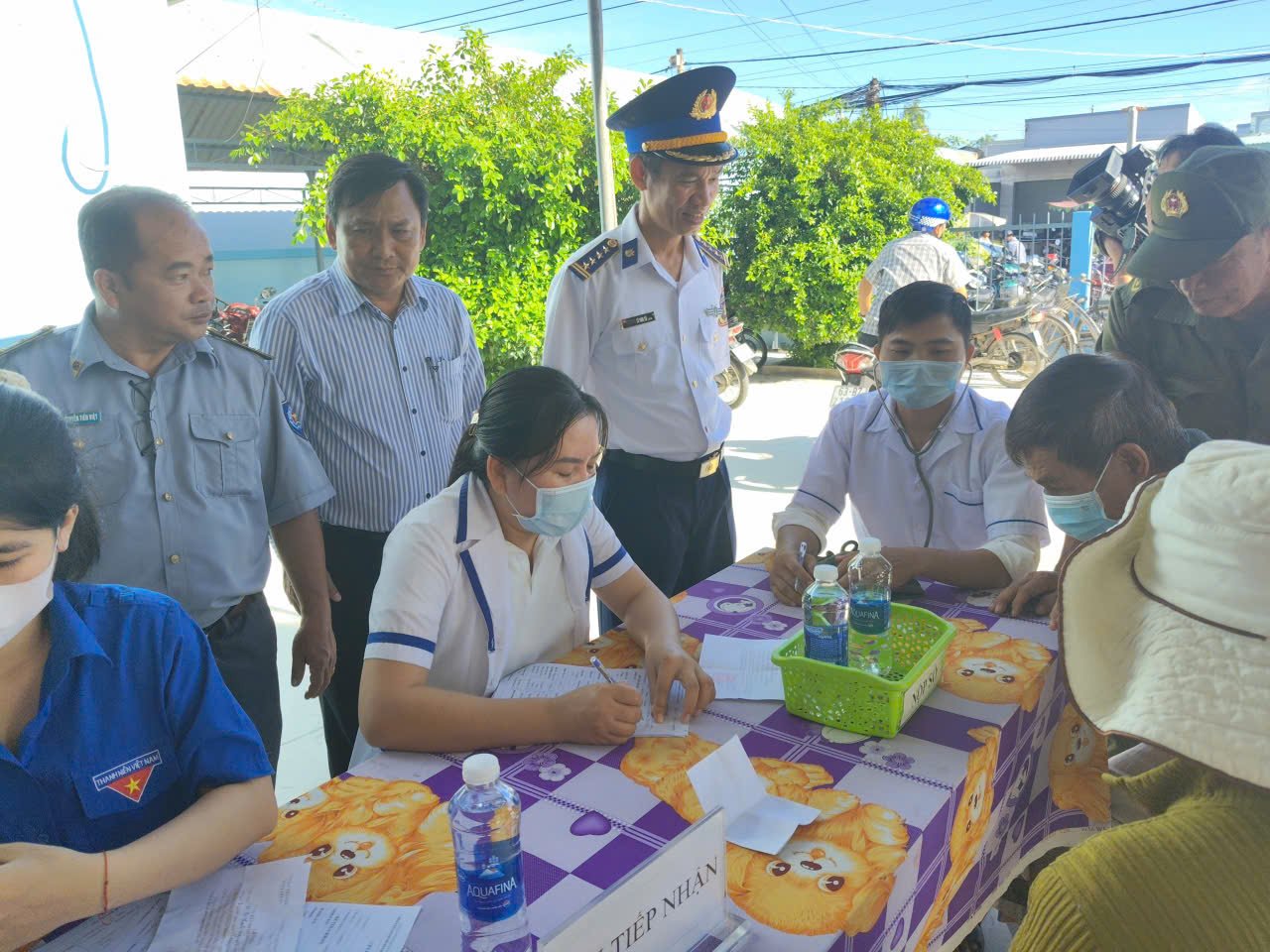 Cảnh sát biển trao cờ Tổ quốc và tặng quà cho ngư dân Đồng Tháp- Ảnh 15.