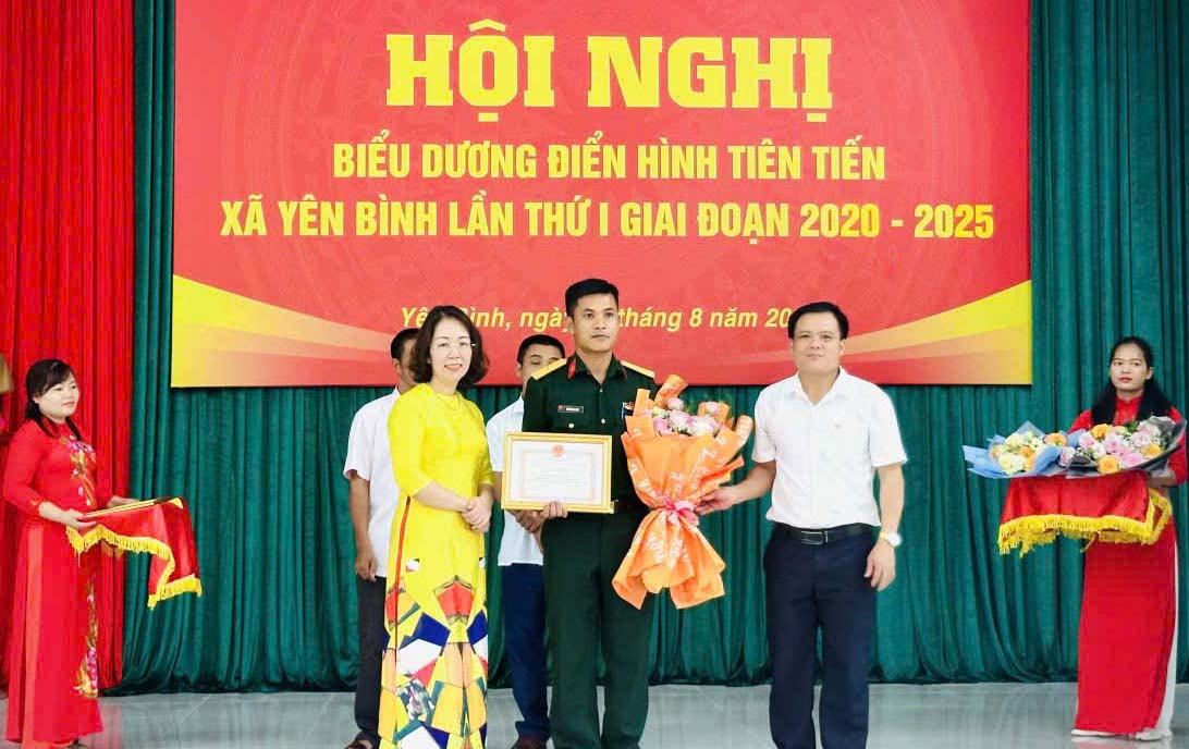 พันเอกแห่งกองกำลังป้องกันประเทศ ตรัน หง็อก อันห์ ช่วยชีวิตผู้คนจากน้ำที่ไหลเชี่ยวอย่างกล้าหาญ