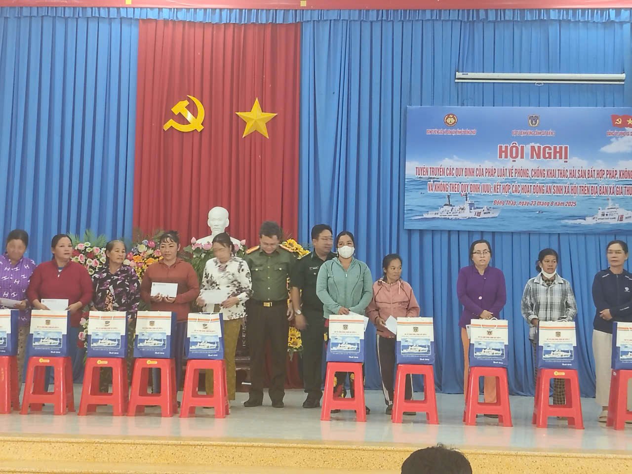Cảnh sát biển trao cờ Tổ quốc và tặng quà cho ngư dân Đồng Tháp- Ảnh 8.