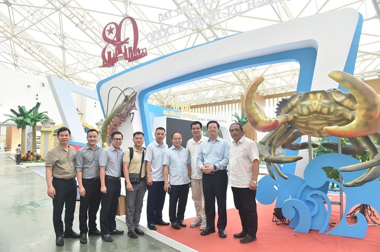 Phó Thủ tướng Mai Văn Chính kiểm tra công tác hoàn thiện các gian hàng Triển lãm thành tựu Đất nước dịp 80 năm Quốc khánh - Ảnh 4.