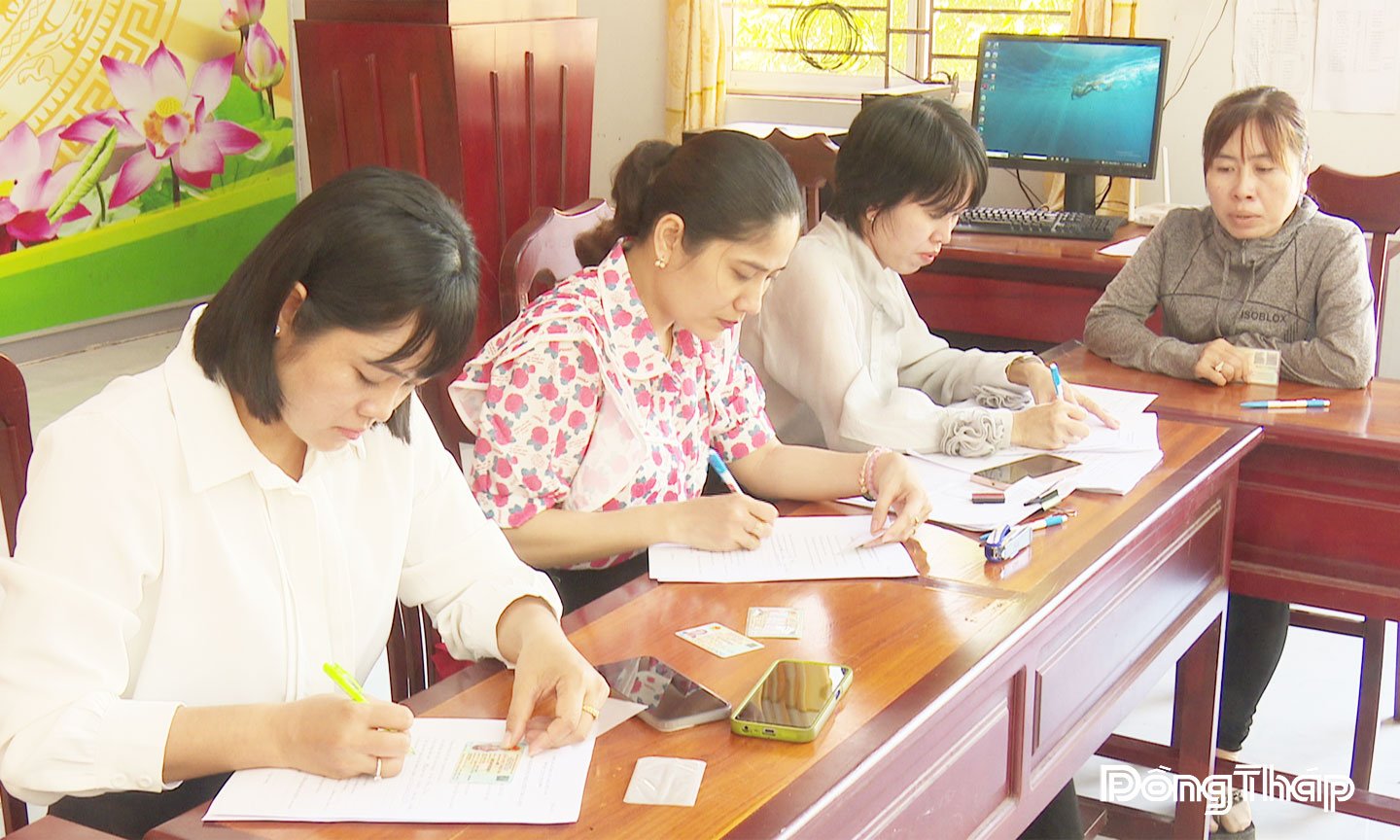 មន្ត្រី និងមន្ត្រីរាជការនៃសង្កាត់ Thuong Lac ខេត្ត Dong Thap ដោះស្រាយនីតិវិធីរដ្ឋបាលចល័តបម្រើប្រជាពលរដ្ឋ។