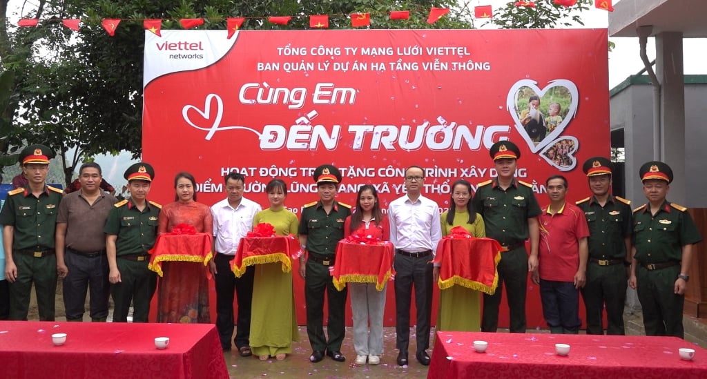 ពិធីសម្ពោធសាលា Lung Chang នៅឃុំ Yen Tho ខេត្ត Cao Bang