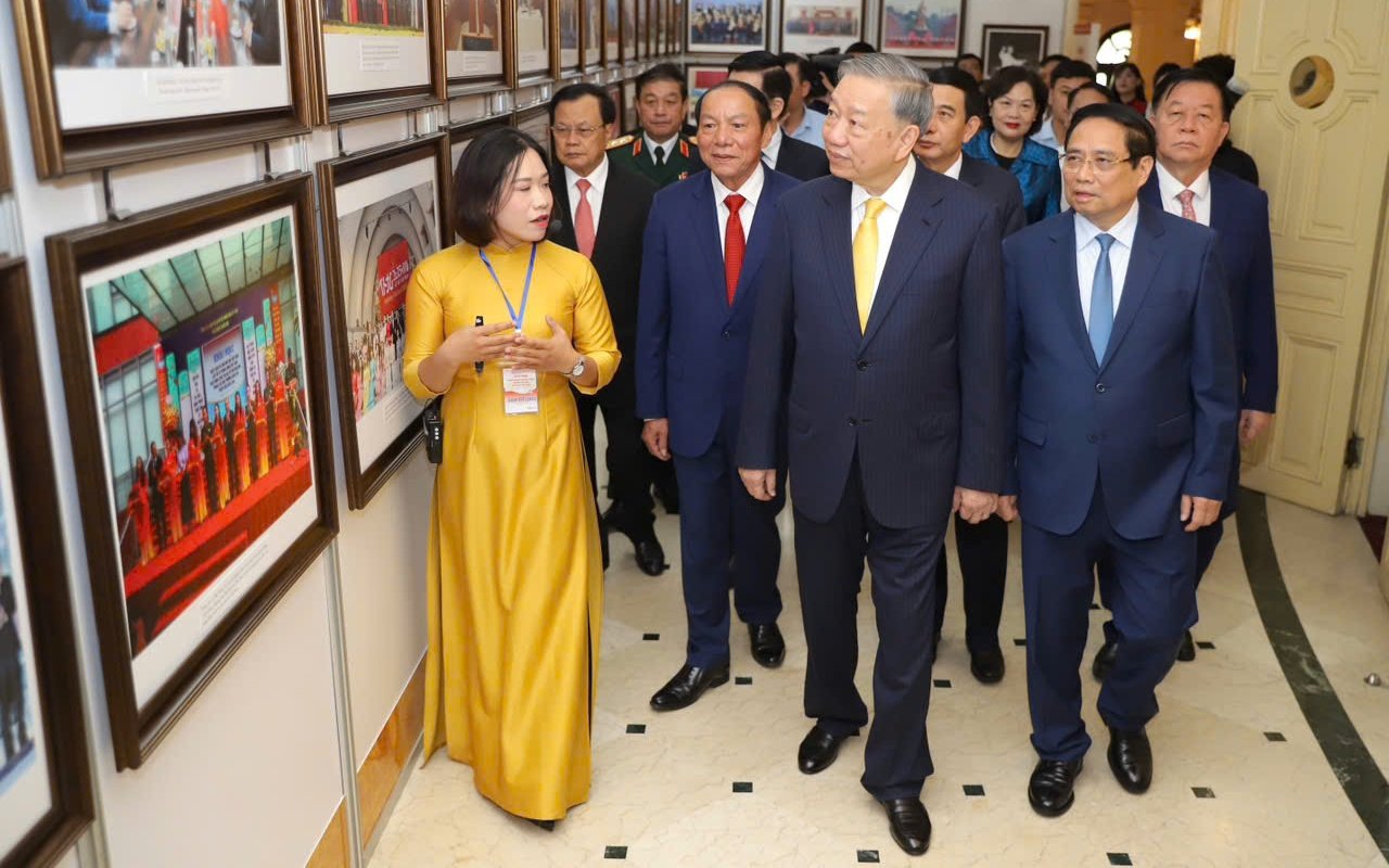 អគ្គលេខាបក្ស To Lam និងនាយករដ្ឋមន្ត្រី Pham Minh Chinh ចូលរួមពិធីរំលឹកខួបលើកទី 80 នៃទិវាប្រពៃណីនៃវិស័យវប្បធម៌