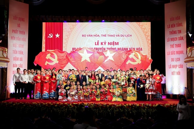 Bộ VHTTDL: Khuyến khích, tạo điều kiện cho các điển hình tiên tiến tiếp tục phát huy, lan toả, nêu gương trong xã hội - Ảnh 1.