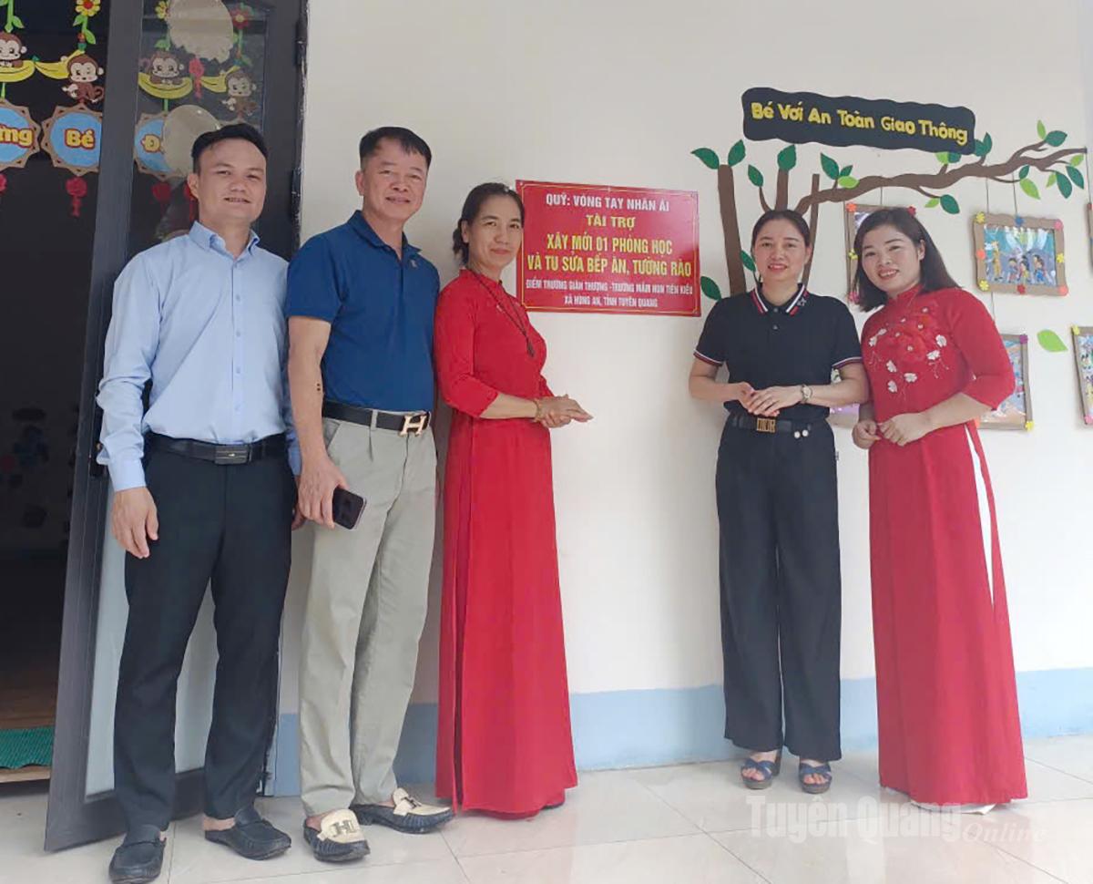 Đại diện Quỹ Vòng tay nhân ái, lãnh đạo địa phương và nhà trường trong buổi lễ khánh thành nhà lớp học tại thôn Giàn Thượng, xã Hùng An. 