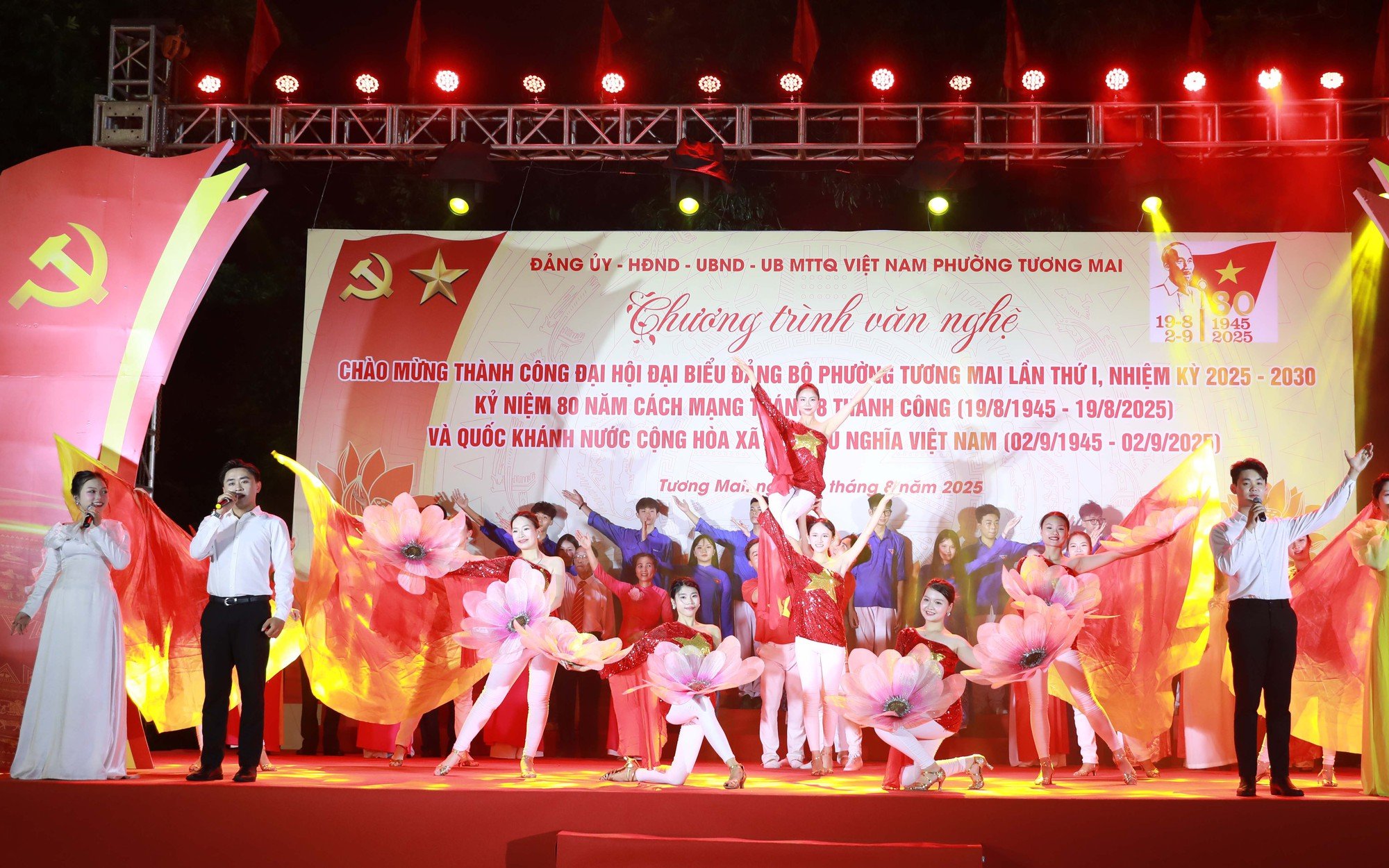 Soirée culturelle passionnante pour accueillir le 1er Congrès du Parti du quartier de Tuong Mai