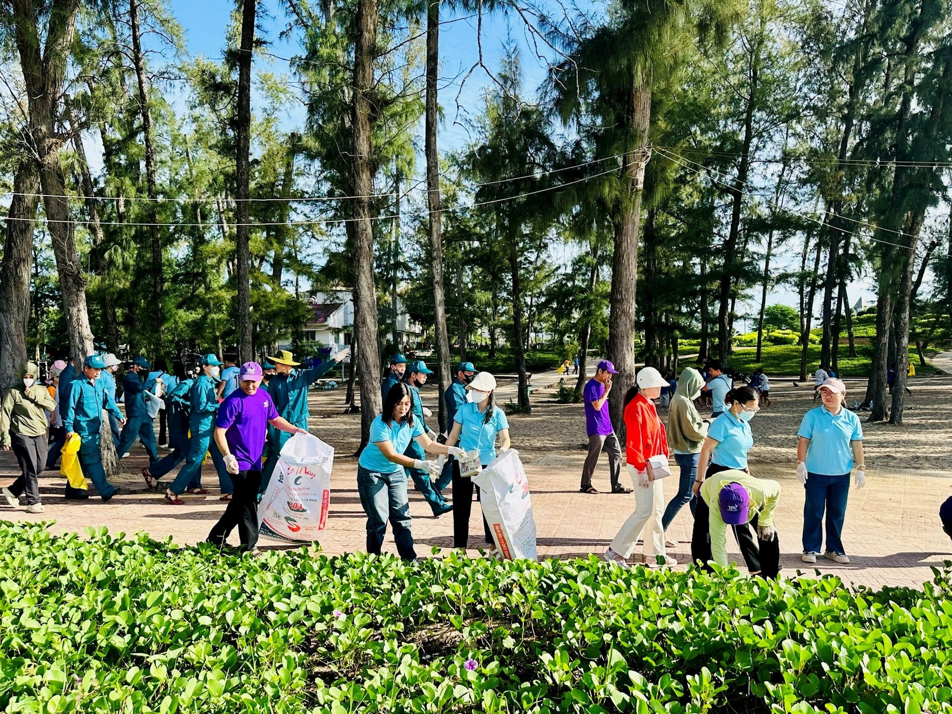 កម្មាភិបាល មន្ត្រីរាជការ បុគ្គលិកសាធារណៈ និងប្រជាពលរដ្ឋយ៉ាងច្រើនកុះករចូលរួមអនាម័យបរិស្ថាន។