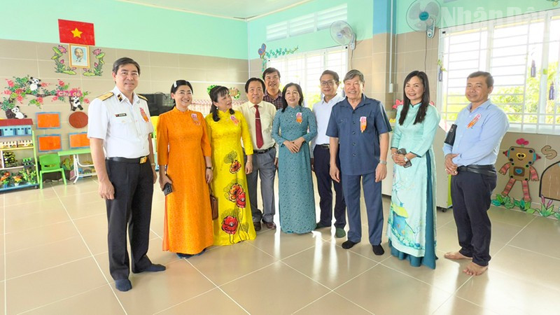 Genosse Tran Van Ron und Delegierte besuchten die Sao Mai Schule.