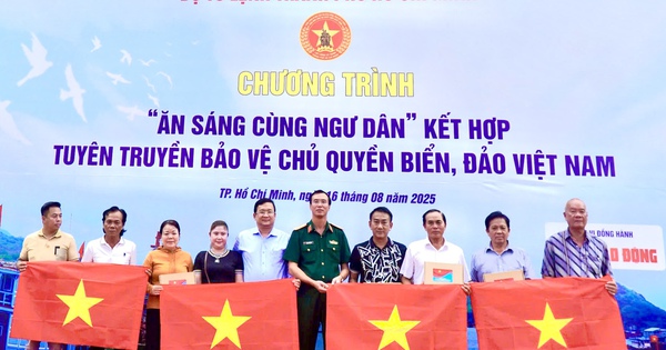 មោទនភាពចំពោះទង់ជាតិតាមរយៈកម្មវិធីអាហារពេលព្រឹកជាមួយអ្នកនេសាទនៅឡុងហៃ