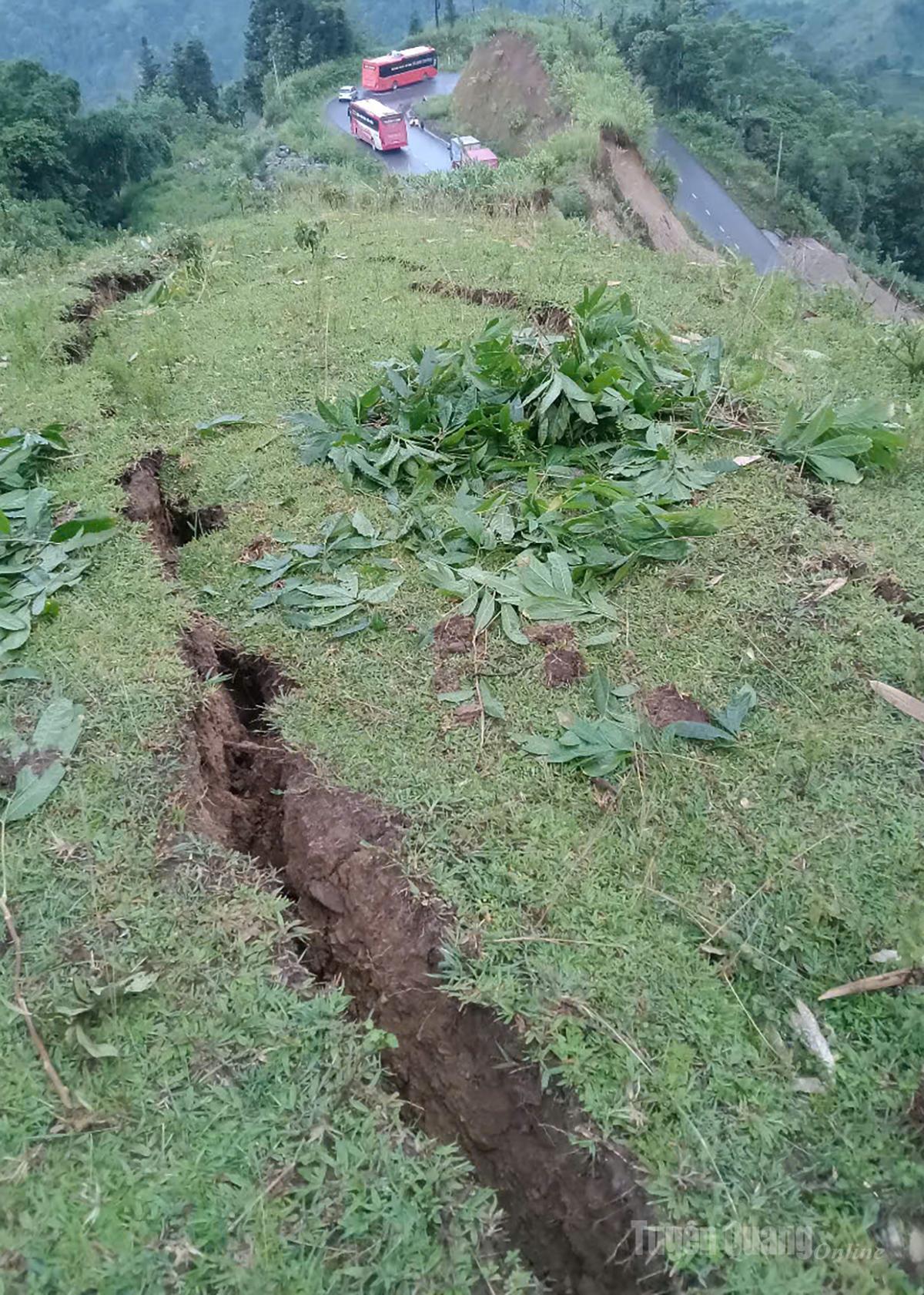 Uma grande rachadura apareceu bem no ponto do deslizamento, no km 28+500 da Estrada Provincial 177.