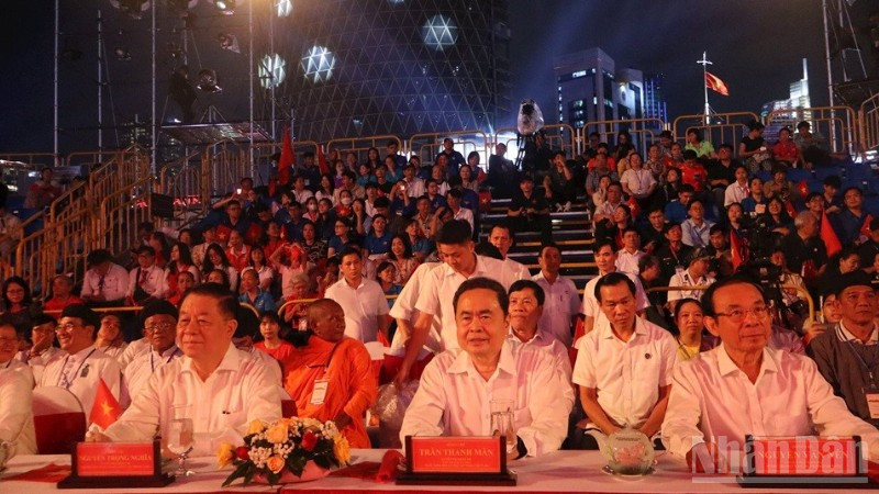 សមមិត្ត Tran Thanh Man សមាជិកការិយាល័យនយោបាយ ប្រធានរដ្ឋសភា និងថ្នាក់ដឹកនាំរដ្ឋាភិបាលមជ្ឈឹម និងទីក្រុងហូជីមិញ បានចូលរួមកម្មវិធីនៅស្ពាន Ho Chi Minh City (នៅ Ben Nha Rong)។