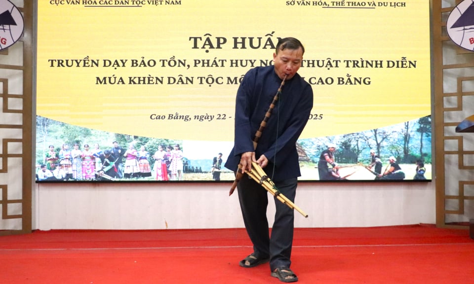 71 students were trained to preserve and promote the art of performing the Mong ethnic Khen dance - Cao Bang Electronic Newspaper