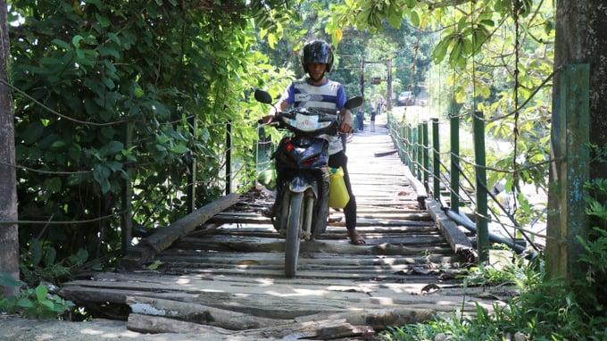 Danger lurks from dilapidated suspension bridges