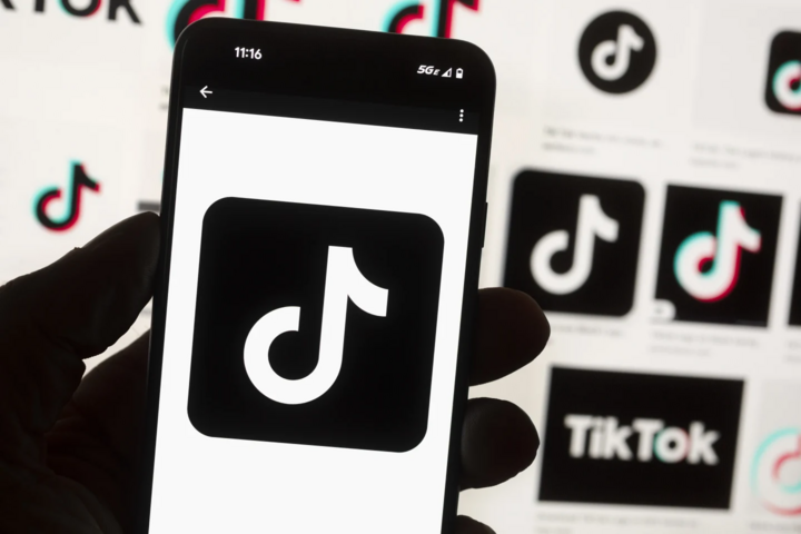ទូរស័ព្ទដែលប្រើ TikTok ។ (ប្រភព៖ AP)