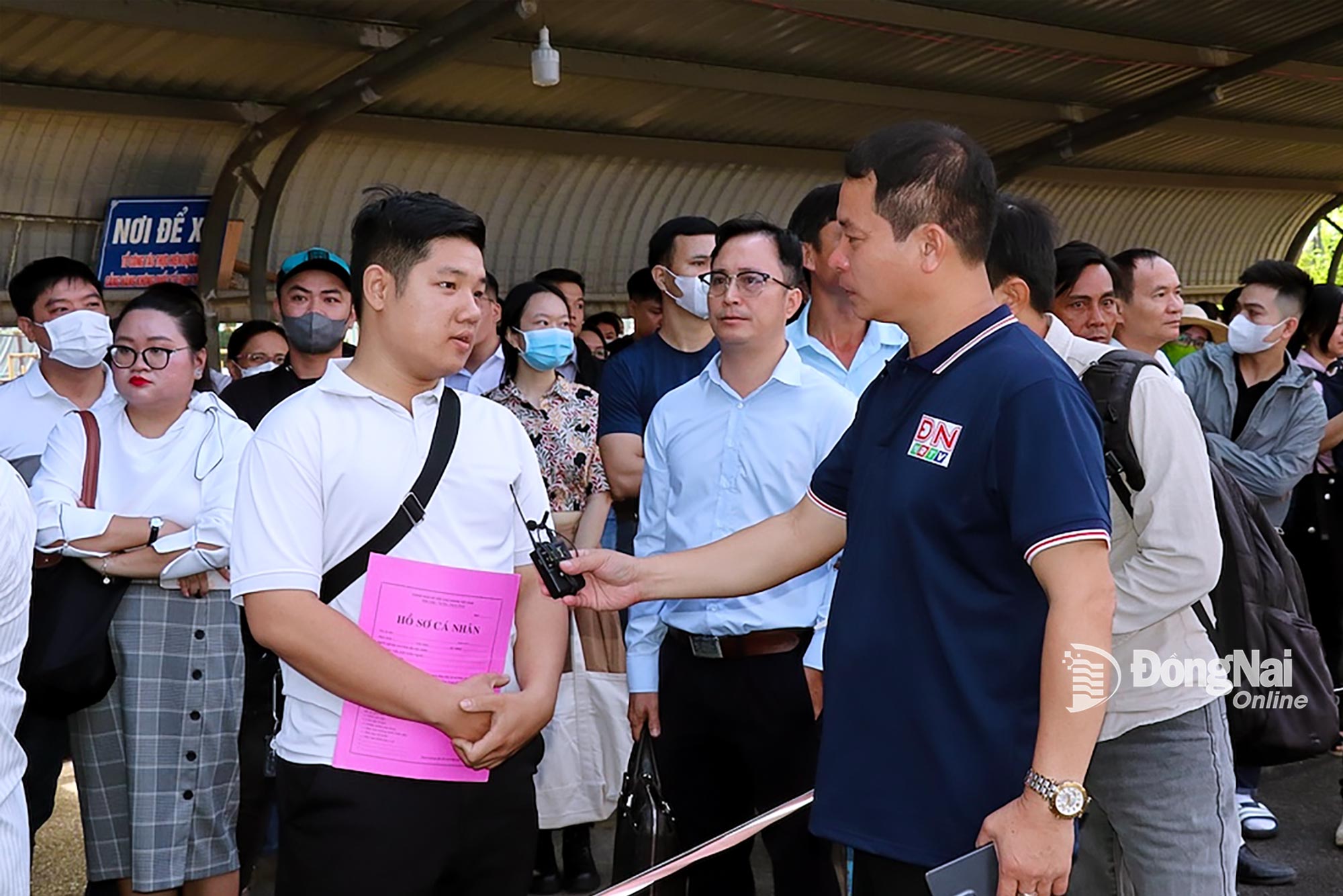 Sự kiện Ngày hội việc làm Cảng hàng không quốc tế Long Thành thu hút sự quan tâm của nhiều đơn vị truyền thông. Trong ảnh: Phóng viên Báo và Phát thanh, Truyền hình Đồng Nai tác nghiệp tại sự kiện. Ảnh: Hải Yến