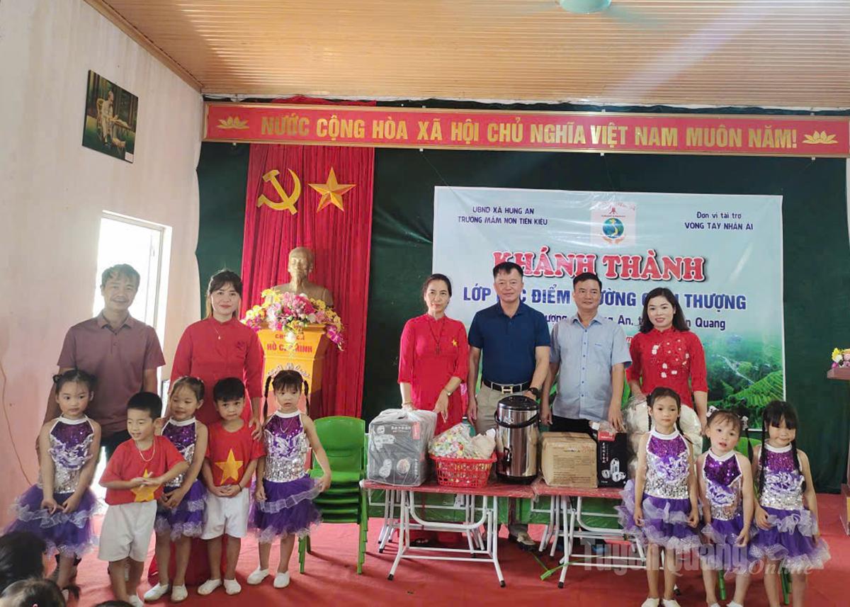 Các tầm lòng hảo tâm trao hỗ trợ các phần quà cho cô trò điểm trường Giàn Thượng. 