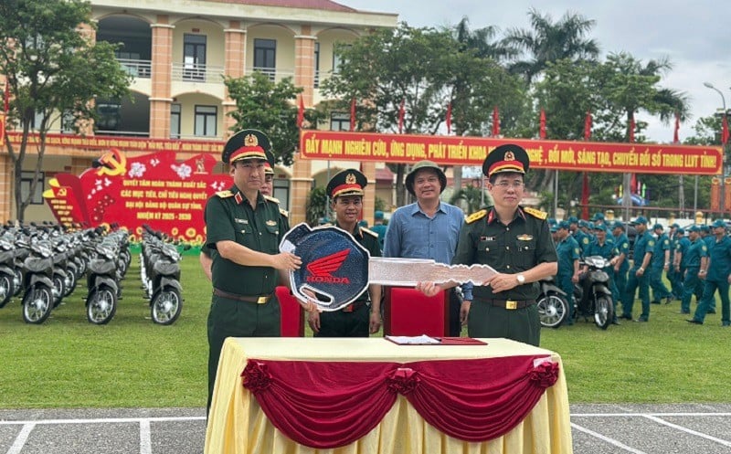 តំណាងអគ្គនាយកដ្ឋានភស្តុភារ និងវិស្វកម្ម ថ្នាក់ដឹកនាំយោធភូមិភាគទី២ និងតំណាងគណៈកម្មាធិការប្រជាជនខេត្ត Dien Bien បានអញ្ជើញជាសាក្សីក្នុងពិធីប្រគល់ម៉ូតូកង់បីដល់បញ្ជាការដ្ឋានយោធភូមិភាគឃុំ Dien Bien។