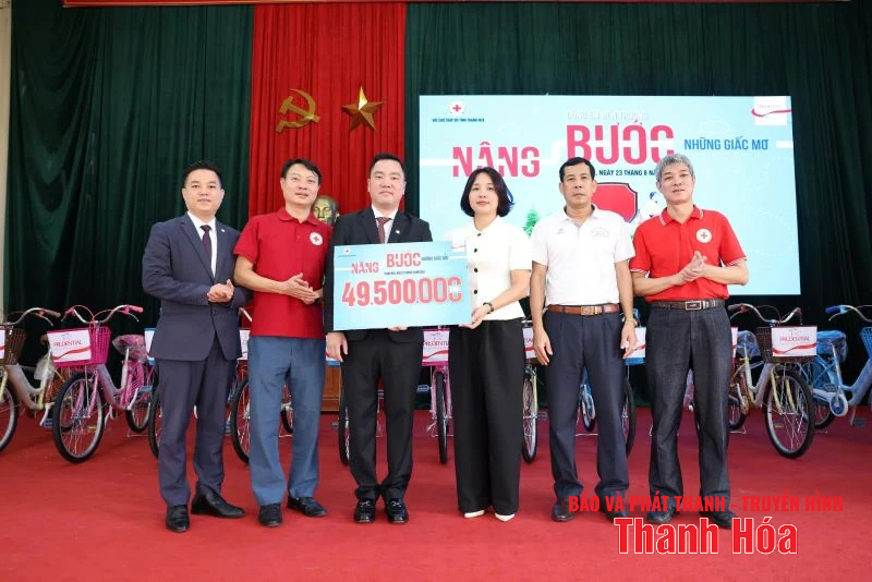 ប្រគល់កង់ចំនួន ៣២ ជូនដល់សិស្សានុសិស្សដែលឆ្លងកាត់ការលំបាក និងស្ទូឌីយោនៅឃុំតុងសឺន