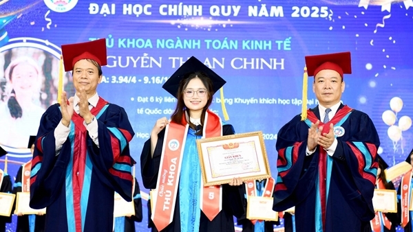 សាកលវិទ្យាល័យសេដ្ឋកិច្ចជាតិ ផ្តល់អាហារូបករណ៍តម្លៃរាប់សិបលានដុង ដល់និស្សិតដែលទើបបញ្ចប់ការសិក្សាឆ្នើម