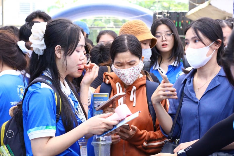 កម្មករ​វ័យ​ក្មេង​ជាង​១​ម៉ឺន​នាក់​មក​ពិព័រណ៍​ការងារ 
