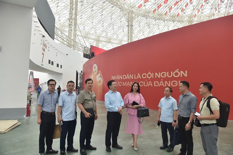 Phó Thủ tướng Mai Văn Chính kiểm tra công tác hoàn thiện các gian hàng Triển lãm thành tựu Đất nước dịp 80 năm Quốc khánh - Ảnh 5.