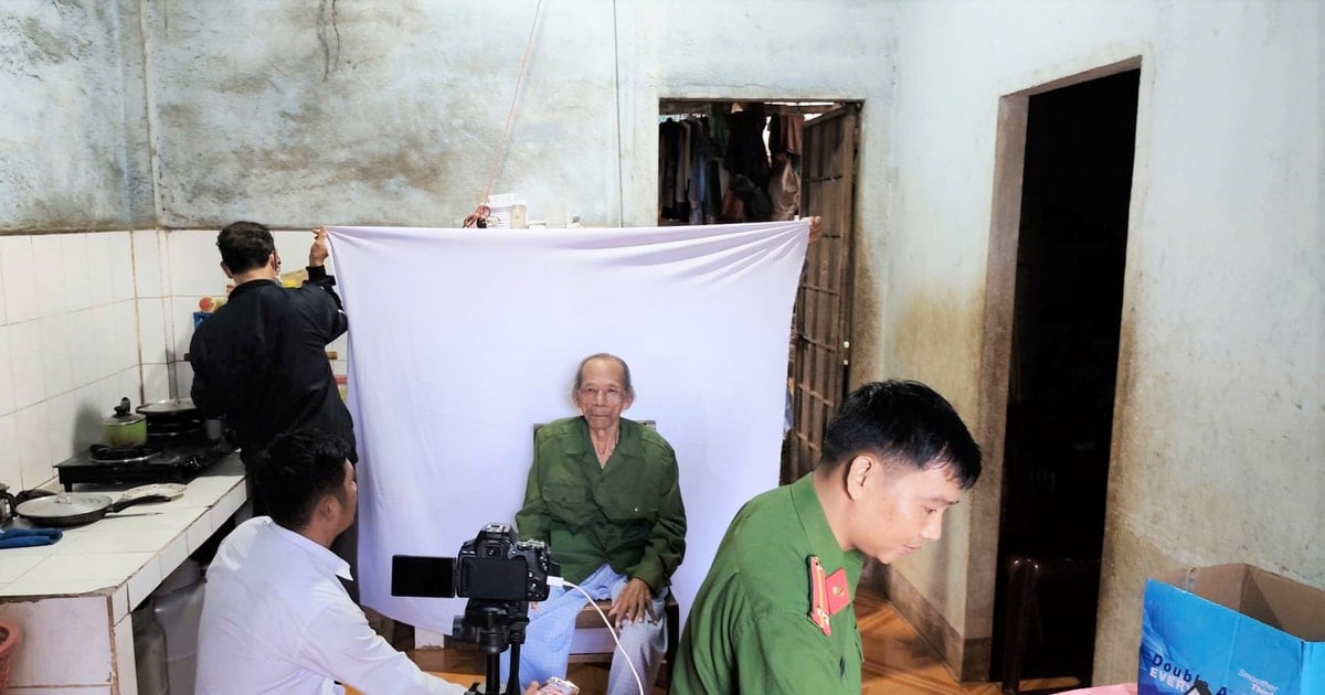 Lam Dong: Commune police come to your home to help issue and renew party membership cards