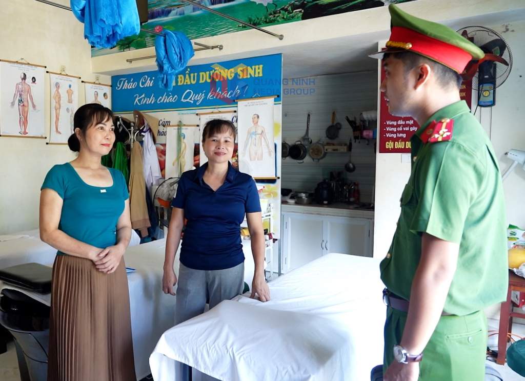 ប៉ូលីសសង្កាត់ Ha Long ផ្សព្វផ្សាយការបង្ការ និងពន្លត់អគ្គីភ័យដល់គ្រួសារអាជីវកម្មនៅសង្កាត់ Ha Long Ward ។ រូបថត៖ ហុង វៀត
